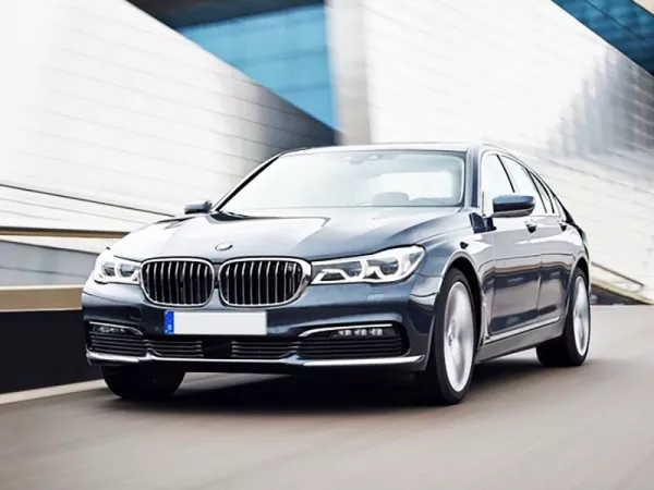 Dịch vụ thay Kính chắn gió xe BMW 730Li tận nơi